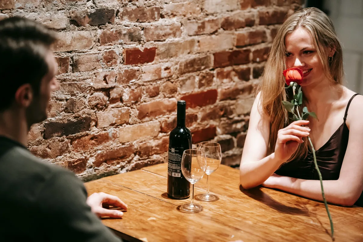 Singles meeting at a speed dating event — structured one-on-one conversations at a local bar or restaurant